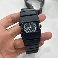 MONTRE ANALOGIQUE NOIRE (FIBRE DE CARBONATE)